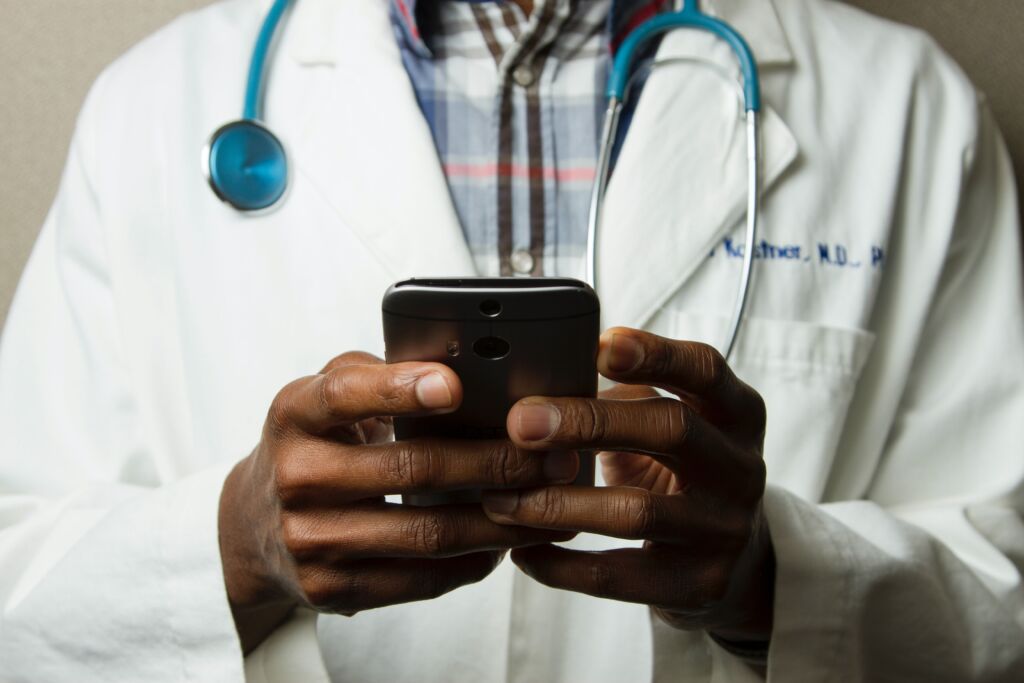 Lekarz ze smartfonem. Google Ads dla lekarzy.